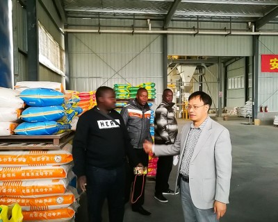 Afrikanska kunder besöker Parkson grisfoderproduktionsverkstad